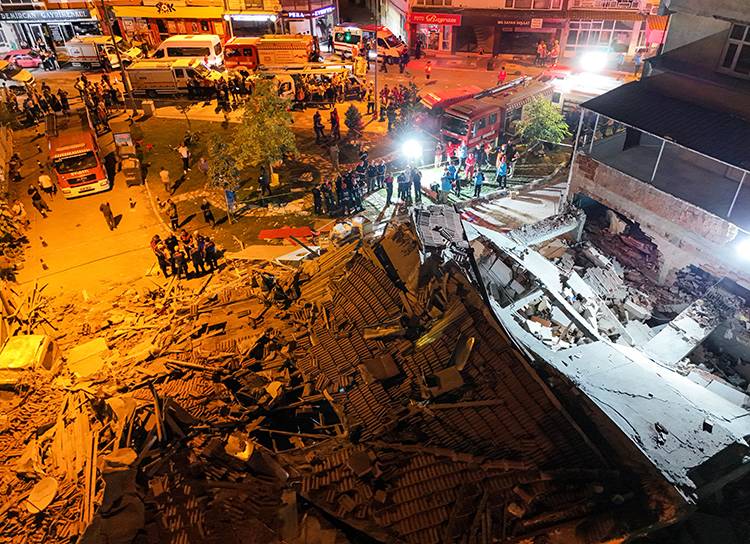 Balıkesir'de 6.1 büyüklüğünde deprem! İstanbul, İzmir ve çevre iller de sallandı 1